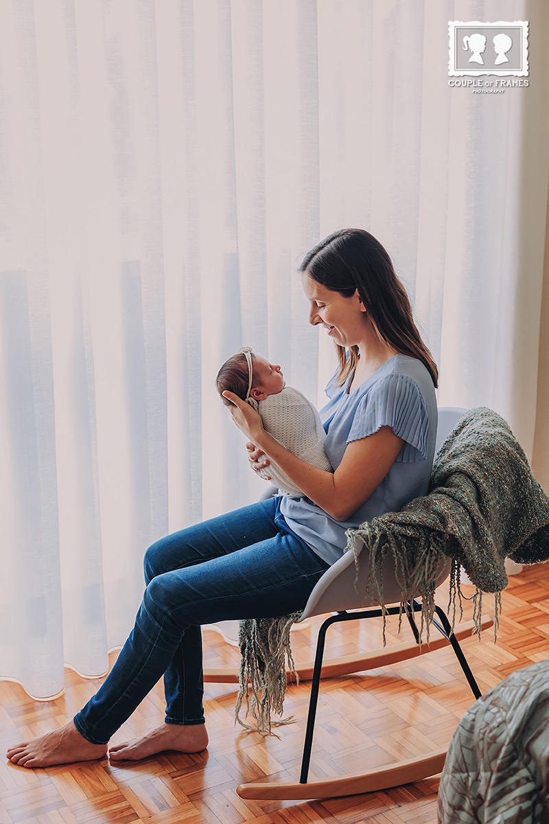 Os primeiros momentos do bebé numa sessão Newborn Lifestyle em casa