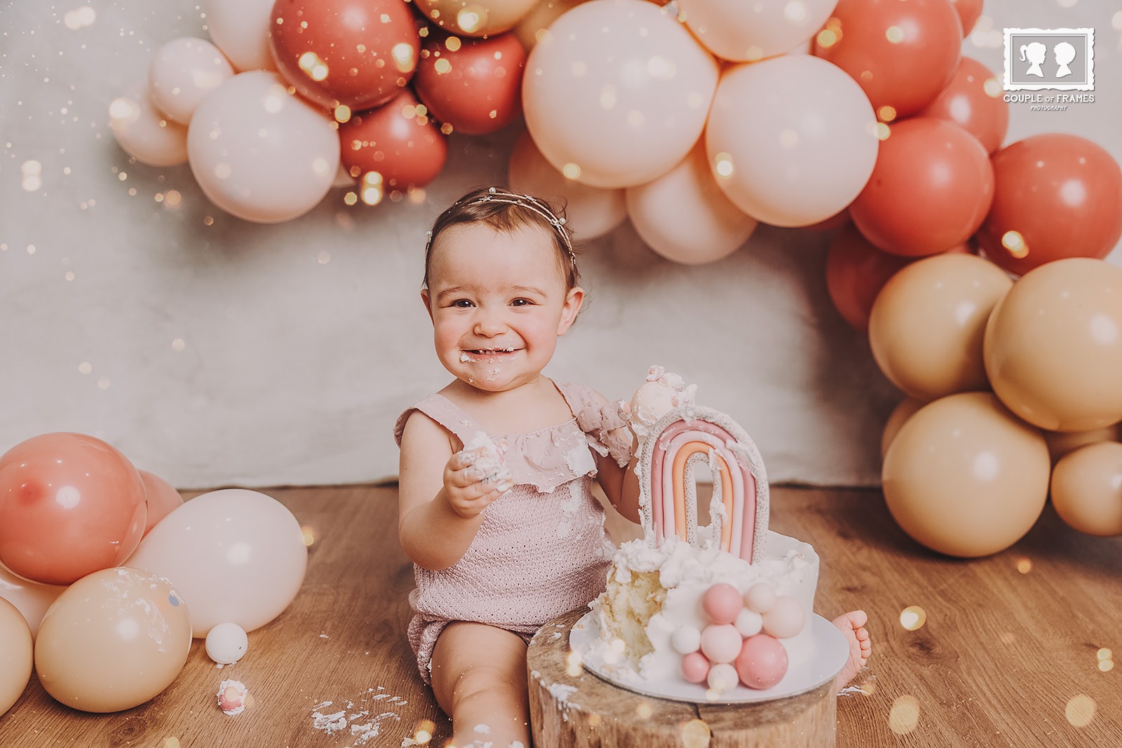 Uma brincadeira com bolo para celebrar o primeiro aniversário