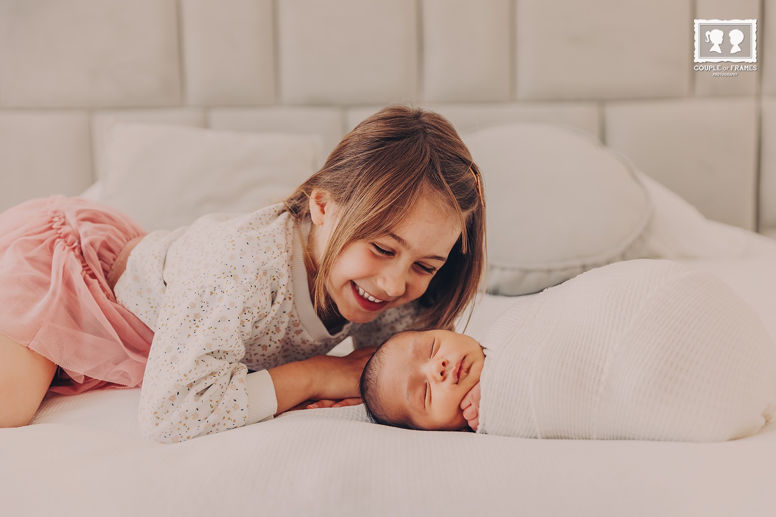 Recém-nascido e família numa sessão em casa