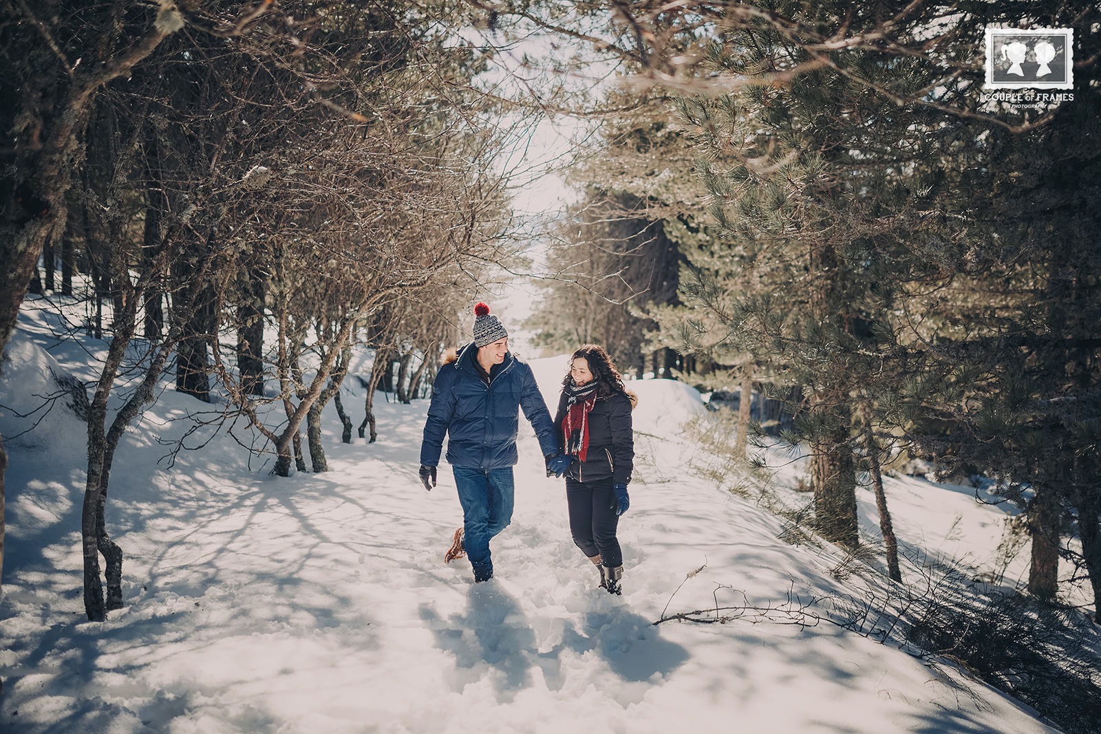 Uma sessão de casal numa floresta com neve