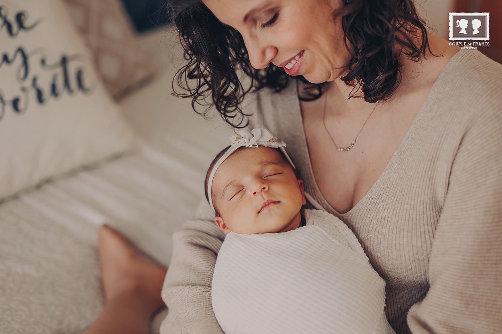 Um momento de ligação numa sessão Newborn Lifestyle