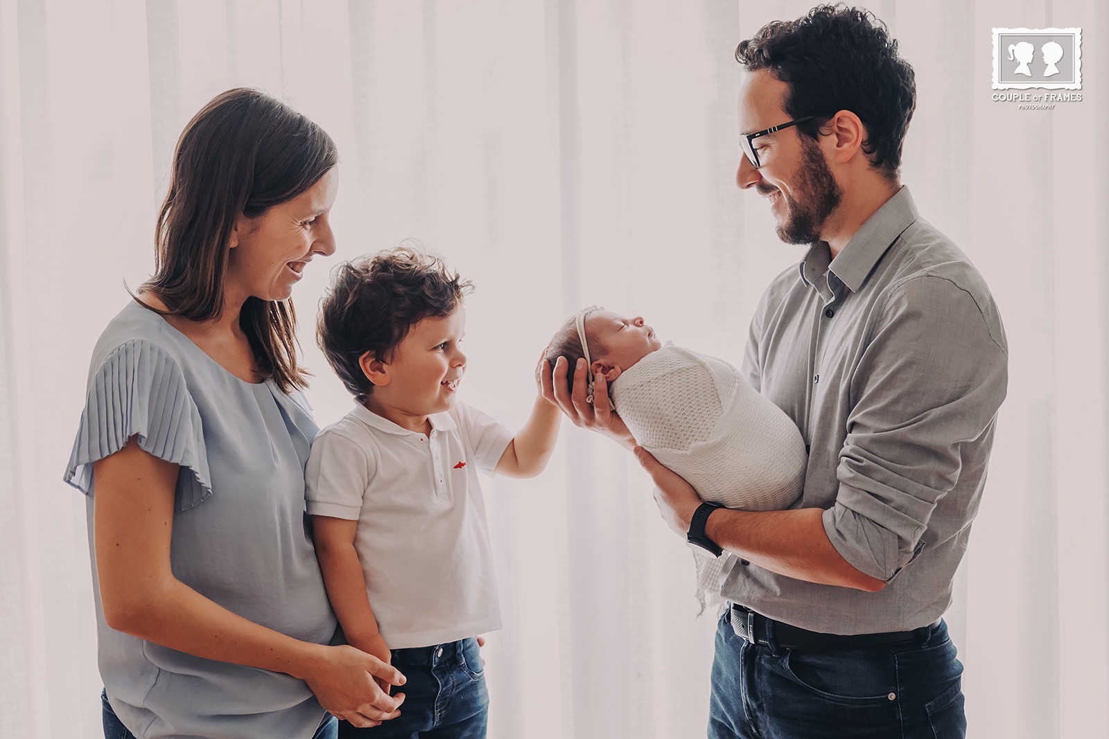 Família e recém-nascido no conforto de casa