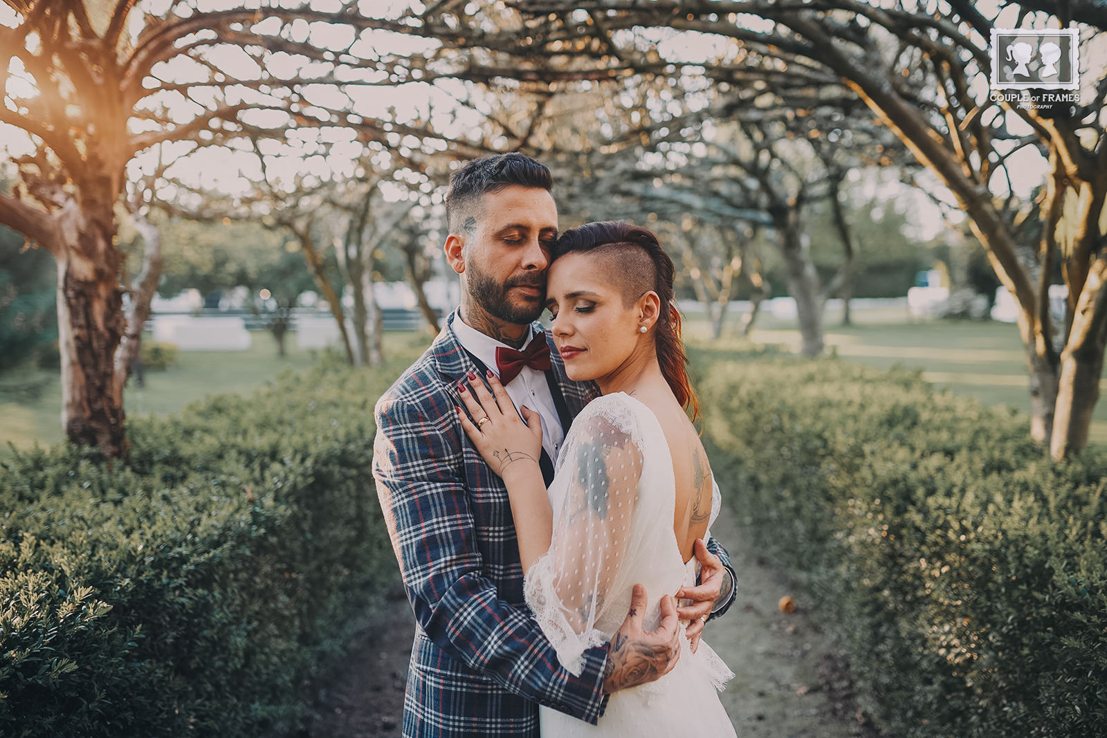 Casamento noivos abraçados num momento sereno