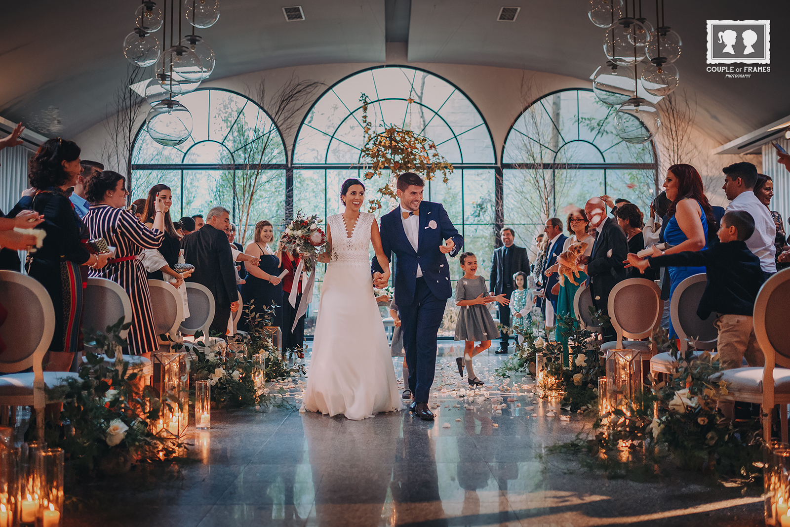 Noivos num casamento intimista na floresta