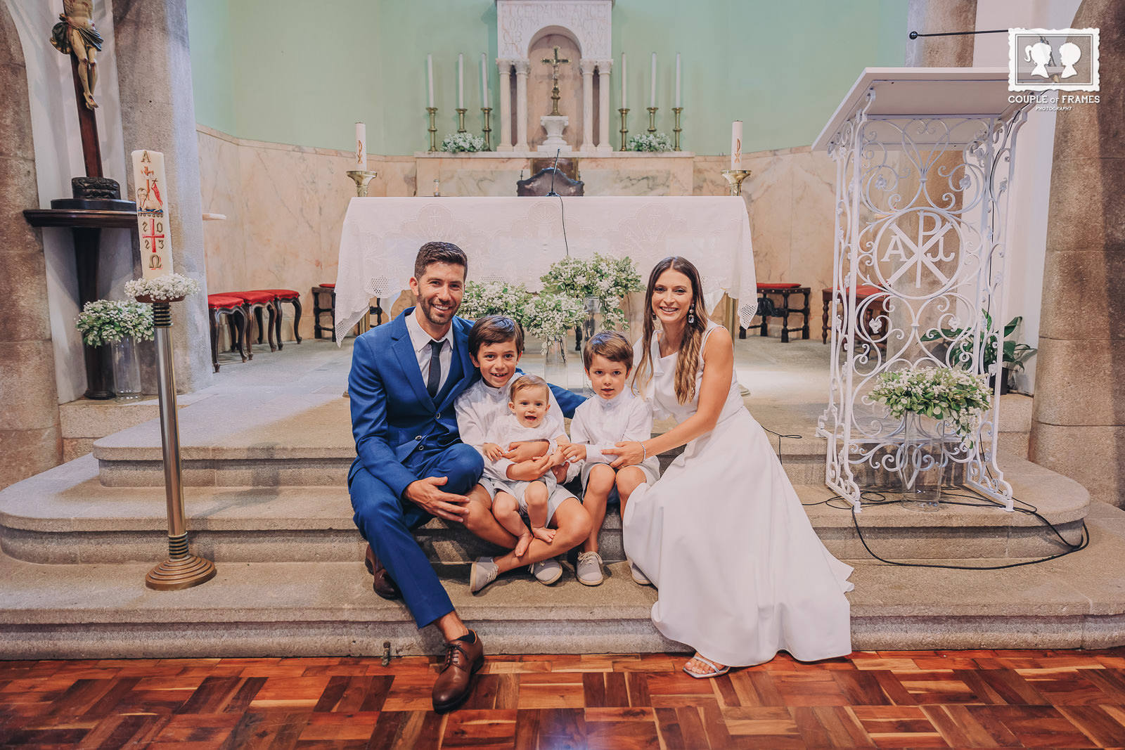 A família na igreja no dia do batizado dos três irmãos