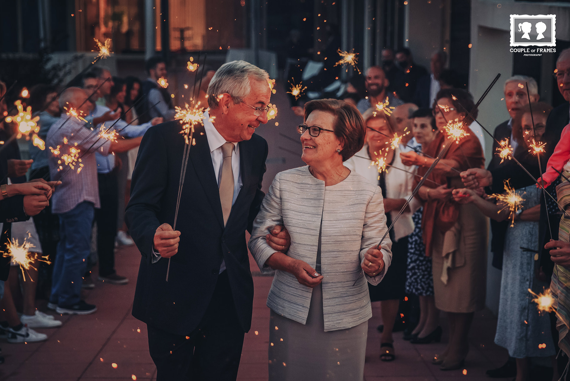 Celebração em família com luzes de festa