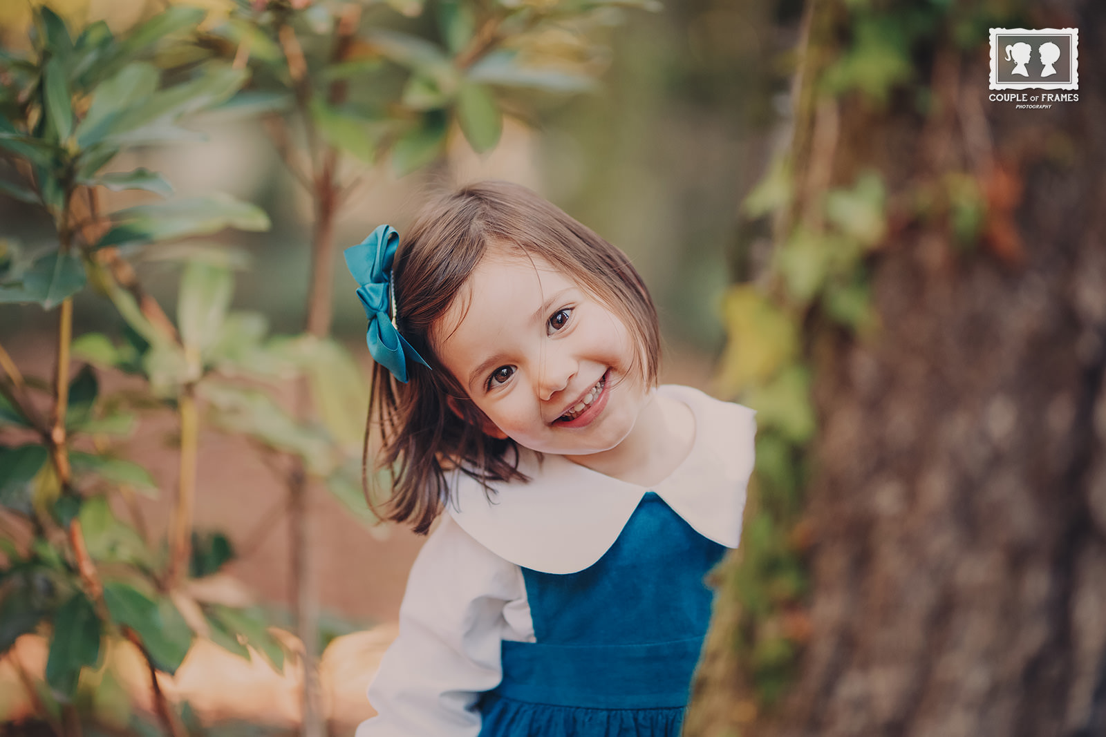 Uma menina com laço azul numa sessão Kids