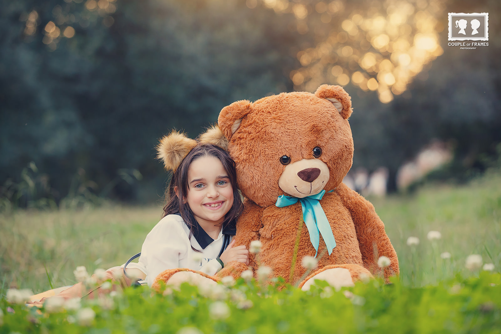 Uma menina com um ursinho de peluche gigante