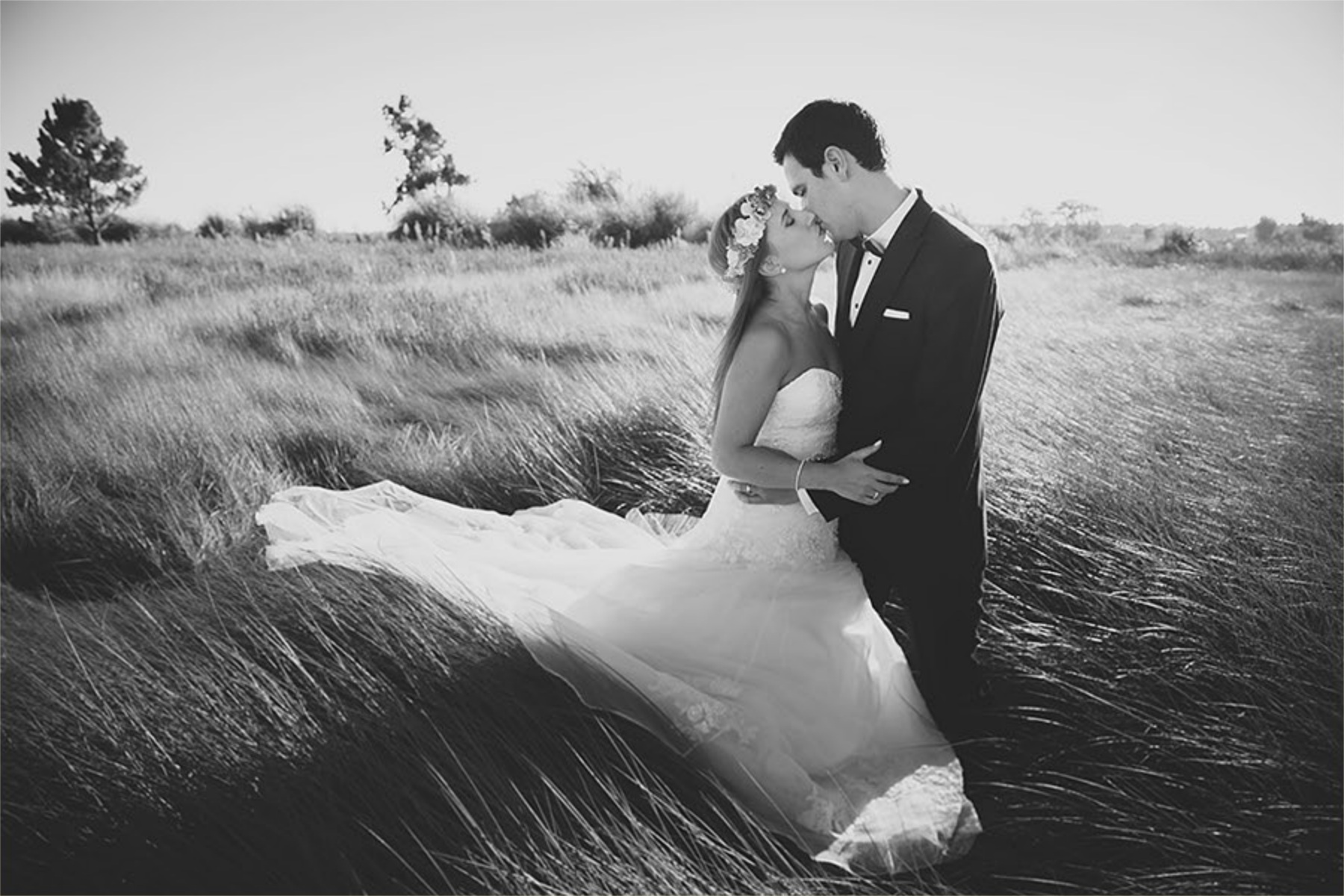 Noivos fotografados a preto e branco no campo